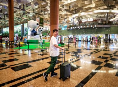 Adrian from SUPERADRIANME.com with his Samsonite Paralux Cabin Luggage at Changi Airport
