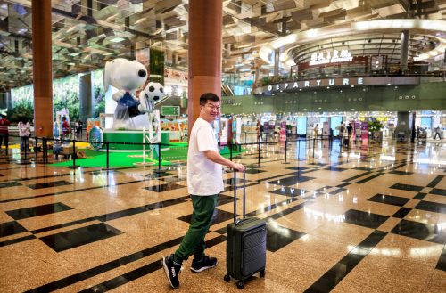 Adrian from SUPERADRIANME.com with his Samsonite Paralux Cabin Luggage at Changi Airport