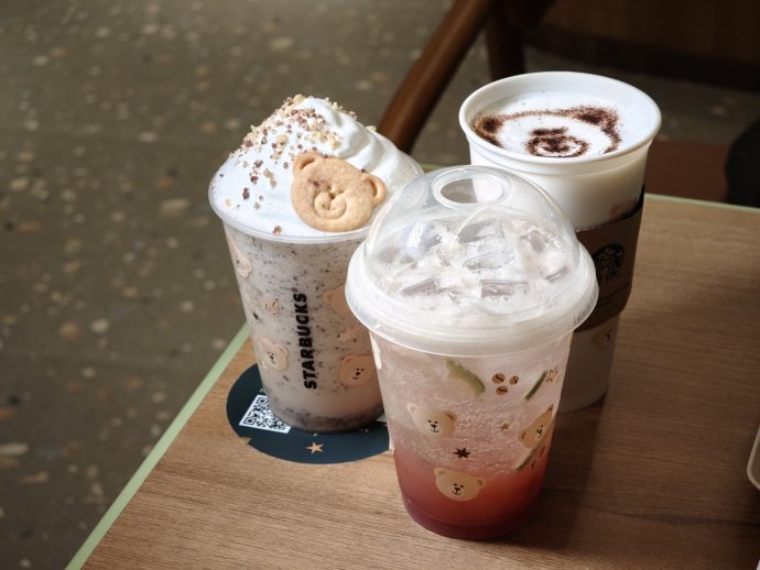 Starbucks Cookie Chocolate Chip Cream Frappuccino, Iced Sparkling Strawberry Lemonade and Cocoa Cappuccino served in exclusive Bearista reusable cups at Starbucks WEAVE. | SUPERADRIANME.com Starbucks Cookie Chocolate Chip Cream Frappuccino, Iced Sparkling Strawberry Lemonade and Cocoa Cappuccino served in exclusive Bearista reusable cups at Starbucks WEAVE.