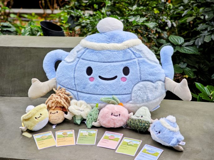 CHAGEE's six hand-holding Bes-Tea Brew Crew characters with the Brew Pot Pillow Plush. (SUPERADRIANME photo) | SUPERADRIANME.com CHAGEE's six hand-holding Bes-Tea Brew Crew characters with the Brew Pot Pillow Plush. (SUPERADRIANME photo)
