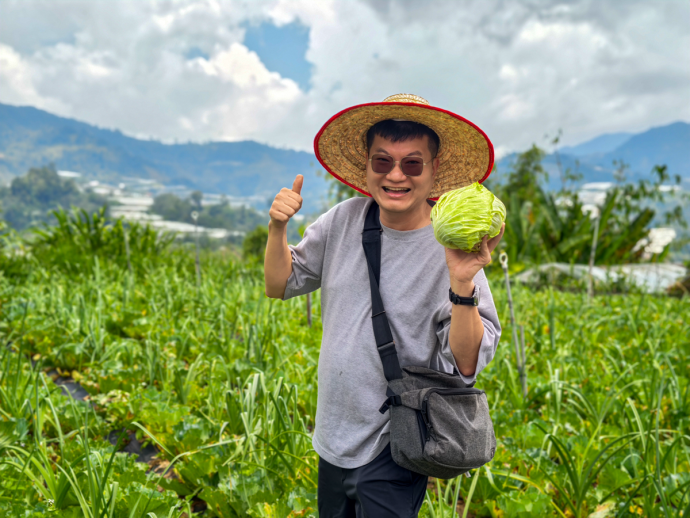 Harvesting vegetables in Cameron Highlands in Malaysia - June 2026 | SUPERADRIANME.com Harvesting vegetables in Cameron Highlands in Malaysia - July 2026