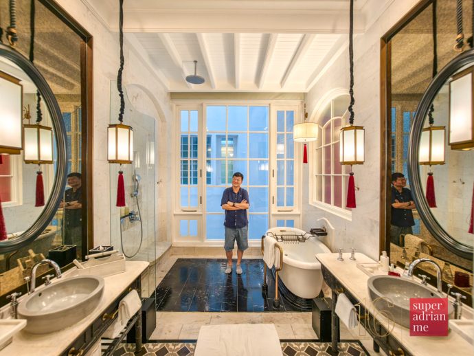 SUPERADRIANME - JW Marriott Phu Quoc Emerald Bay - July 2026 -175022 | SUPERADRIANME.com Bathtub and Standing shower with large windows and blinds in JW Marriott Phu Quoc Emerald Bay.