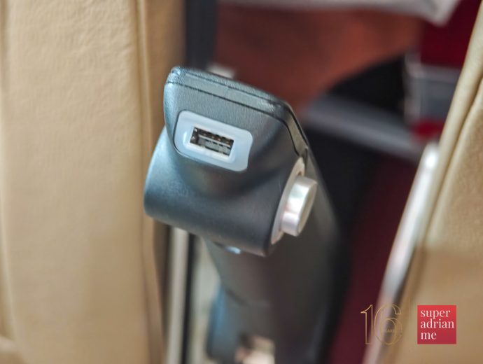 USB-A charging port integrated in the armrest in Sun PhuQuoc Airways Econom Class | SUPERADRIANME.com USB-A charging port integrated in the armrest in Sun PhuQuoc Airways Econom Class